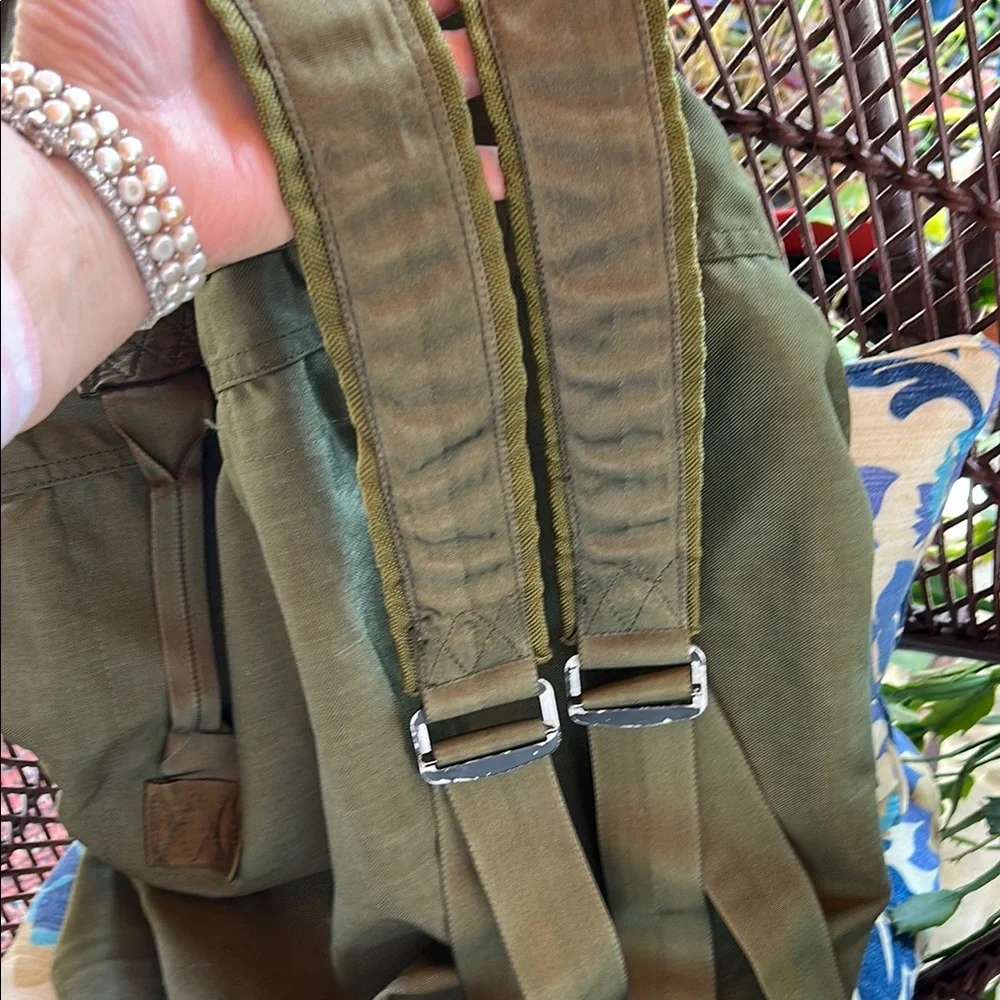 Duffle Bag; Armed Services; Green; with Shoulder Straps; in Excellent Condition